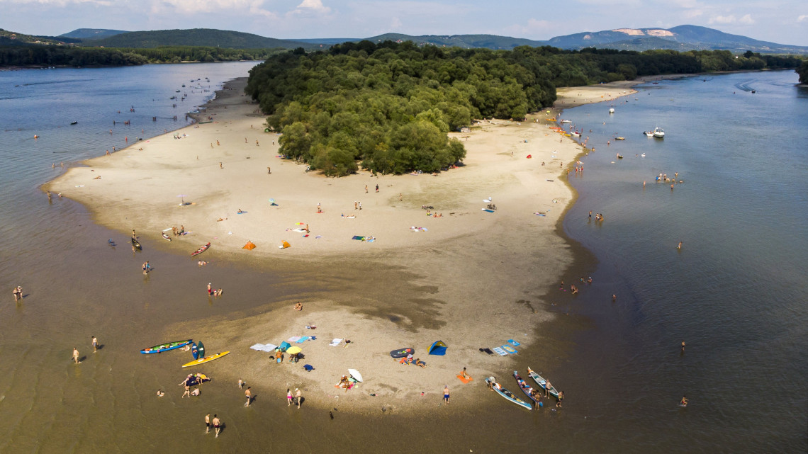 Szabadstrand Kisoroszinál, a Szentendrei-sziget északi végénél 2018. július 29-én.