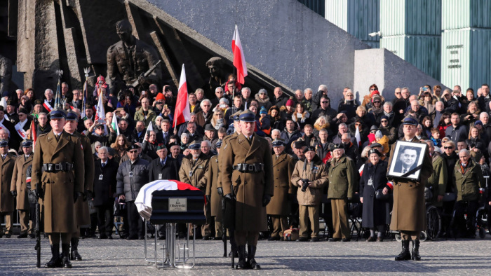 Tömegek kísérték utolsó útjára Jan Olszewski egykori lengyel kormányfőt