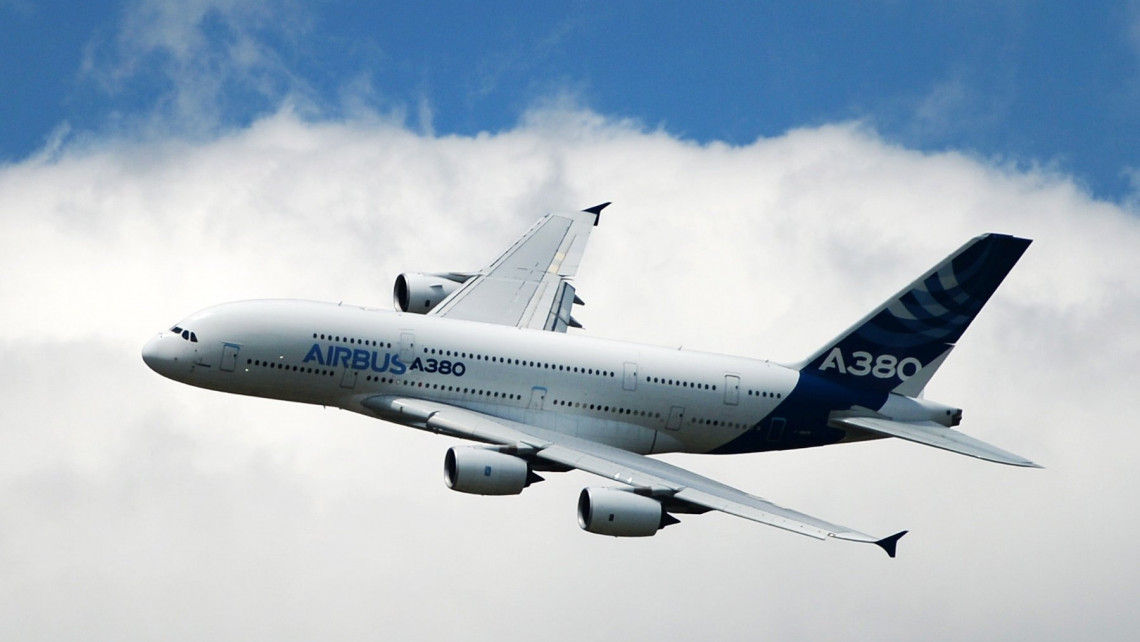 2014. július 14-én az angliai Farnsborough-ban készített kép az Airbus A380-as repülőgépről. Az Airbus 2019. február 14-én bejelentette, hogy az általuk gyártott és a valaha szolgálatba állt legnagyobb utasszállító repülő nem váltotta be a hozzá fűzött reményeket, így leállítják a gyártását. A cég közölte, hogy 2021-ben fogják leszállítani az utolsó megrendelt A380-ast, méghozzá az eddigi példányok fő vásárlójának, az Emirates légitársaságnak.