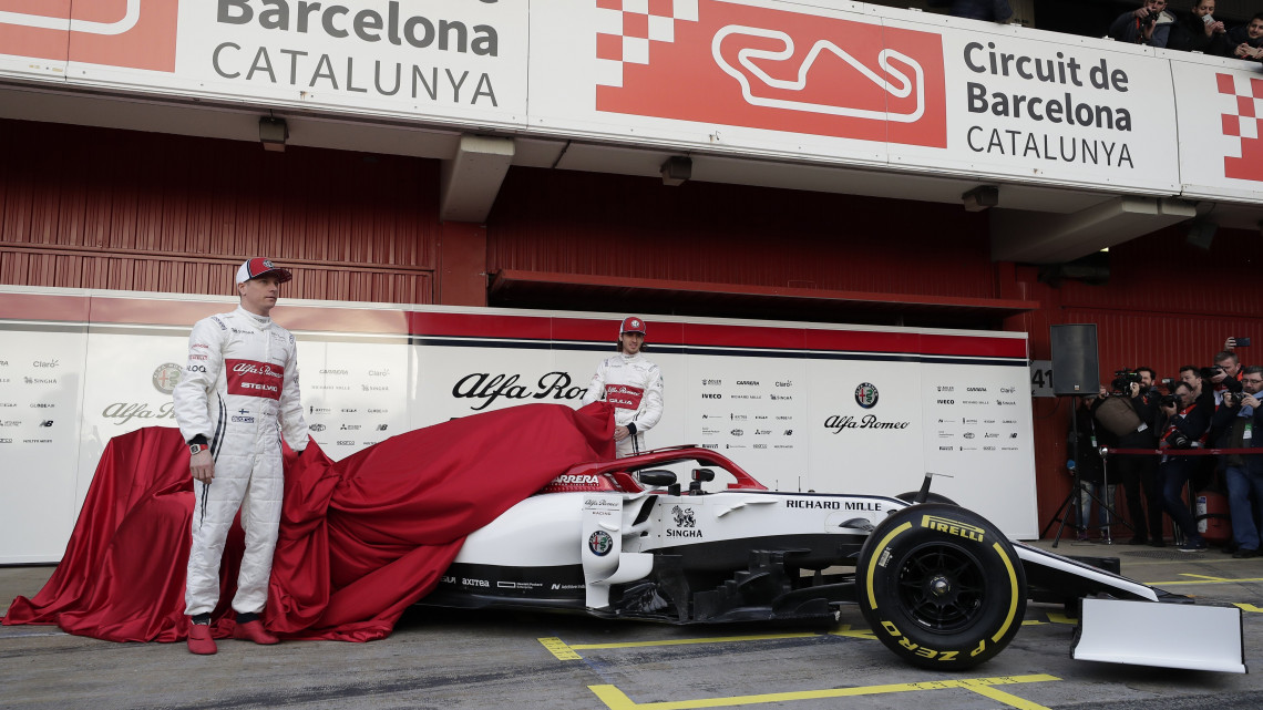 Kimi Raikkönen, a Forma-1-es autós gyorsasági világbajnokságban szereplő Alfa Romeo finn versenyzője (b) és olasz csapattársa, Antonio Giovinazzi leleplezi a csapat új, 2019-es versenyautóját a montmelói pályán 2019. február 18-án. A Forma-1-es autós gyorsasági világbajnokság szezonnyitó nagydíját március 17-én rendezik Melbourne-ben.