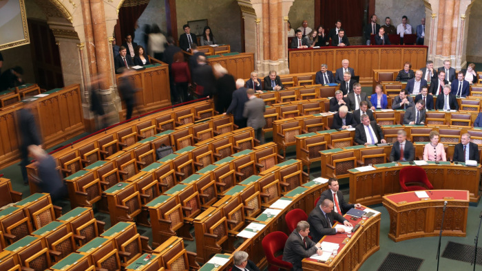 Ellenzéki kivonulással kezdődött a tavaszi ülésszak a parlamentben