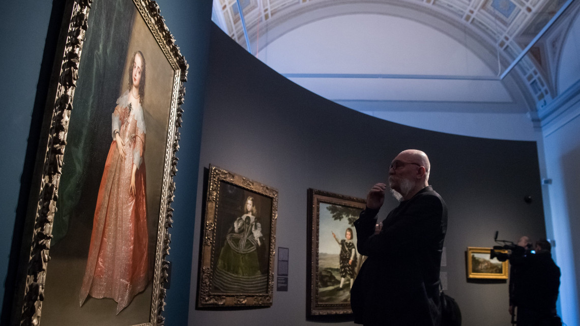 A Szépművészeti Múzeum birtokába került Van Dyck-festmény (b) a múzeumban tartott sajtótájékoztatón 2019. február 19-én. Anthonis Van Dyck (1599-1641) flamand festő Stuart Mária Henrietta hercegnőt ábrázoló portréjával gyarapodott a múzeum gyűjteménye; az intézmény utóbbi száz évének legnagyobb, 2,1 milliárd forint értékű műtárgybeszerzése a magyar kormány támogatásával valósult meg.