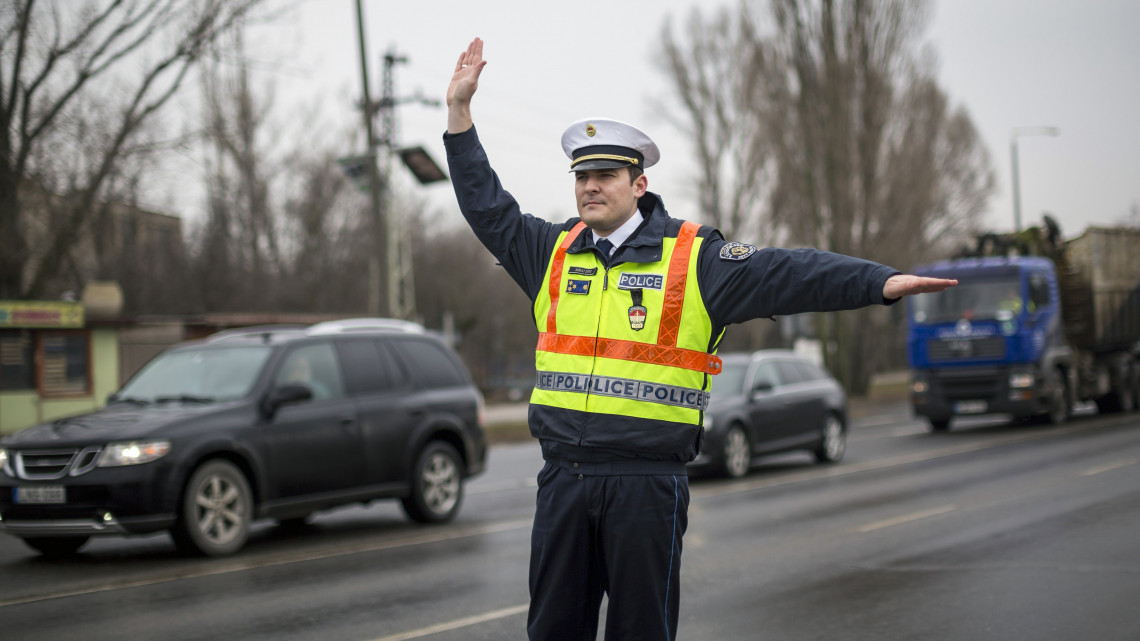 Üzent a rendőrség az autósoknak húsvét előtt