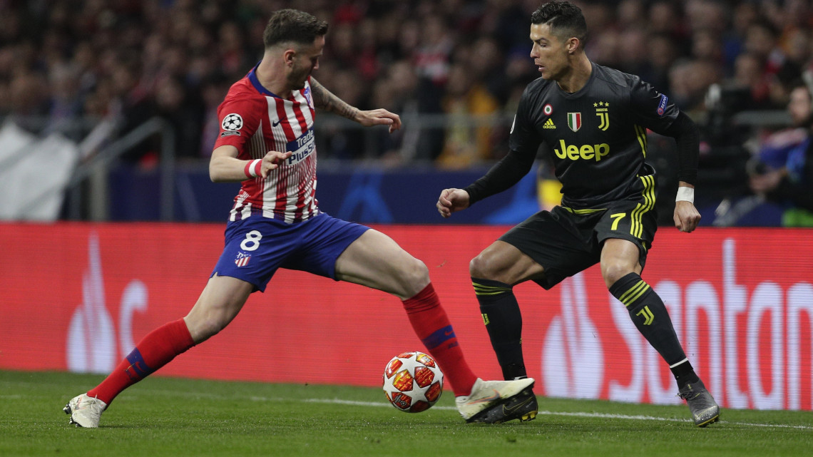 Saul Niguez, az Atlético Madrid (b) és Cristiano Ronaldo, a Juventus játékosa a labdarúgó Bajnokok Ligája nyolcaddöntőjében játszott Atlético Madrid - Juventus mérkőzésen a madridi Wanda Metropolitano stadionban 2019. február 20-án.