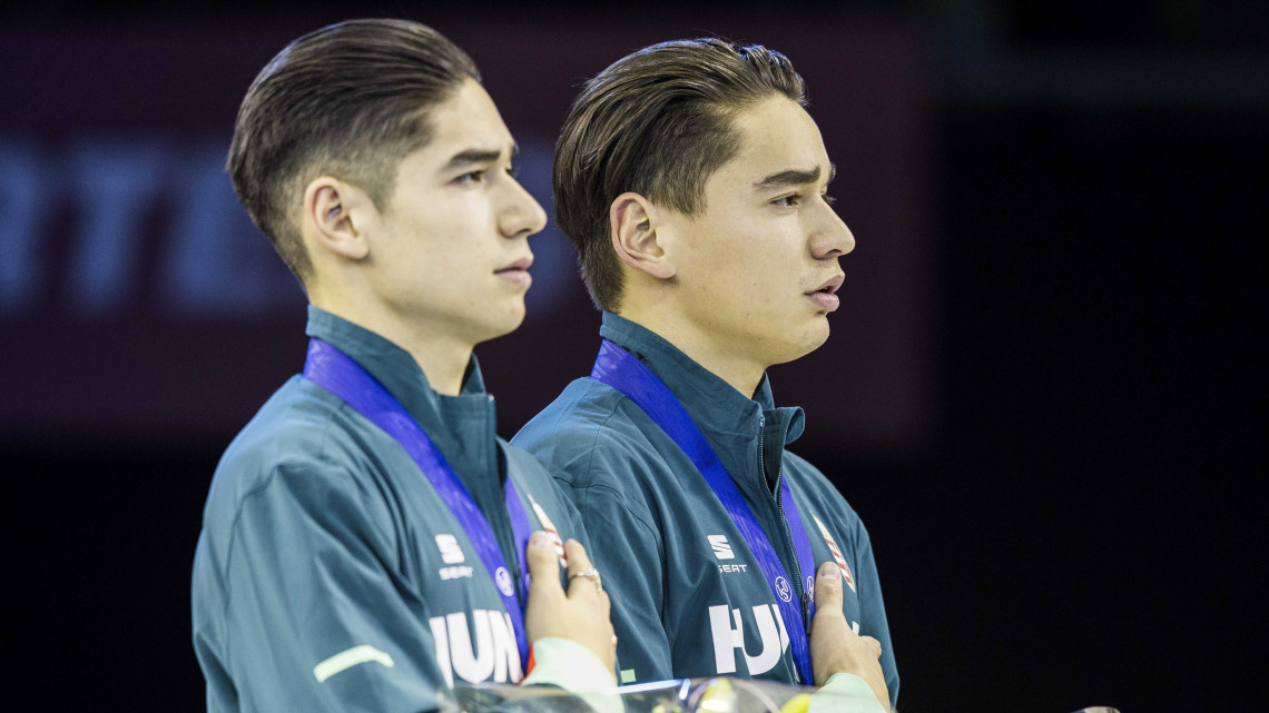 Az aranyérmes Liu Shaolin Sándor (j) és ezüstérmes öccse, Liu Shaoang a dordrechti rövidpályás gyorskorcsolya Európa-bajnokság férfi 1500 méteres számának eredményhirdetésén 2019. január 12-én.