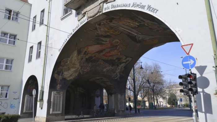 Ázik a milliárdos értékű Aba-Novák-freskó