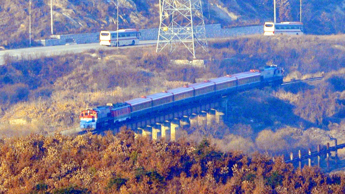 A dél-koreai delegációt szálllító vonat az észak-koreai Keszong városba tart, ahol a két ország a közös vasút- és úthálózat-fejlesztési projektjét készül megünnepelni 2018. december 26-án. A Korea-közi vasúti kapcsolat terve 2018. áprilisban, Mun Dzse In dél-koreai elnök és Kim Dzsong Un észak-koreai vezető találkozóján született. Szakértők szerint a közös közlekedési hálózat fejlesztése akár évtizedekig is eltarthat, mivel Észak-Korea vasútvonalait még a 20. század elején építették.