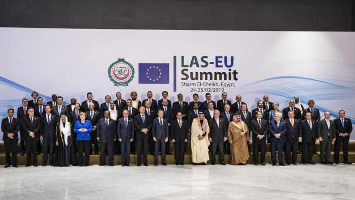 Az embercsempészek üzleti modellje is téma volt az EU és az Arab Liga csúcstalálkozóján