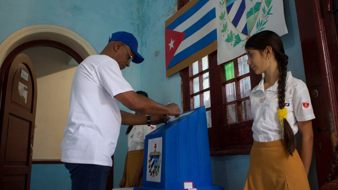 Leadja szavazatát egy férfi az új alkotmányról rendezett népszavazáson Havannában 2019. február 24-én.
