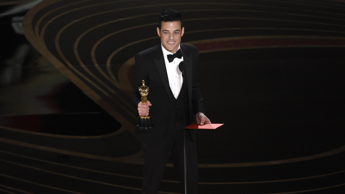 Rami Malek amerikai színész, miután átvette a legjobb férfi főszereplőnek járó díjat a 91. Oscar-gálán a Los Angeles-i Dolby Színházban 2019. február 24-én. Malek a Bohém rapszódia című filmben nyújtott alakításáért vehette át az elismerést.