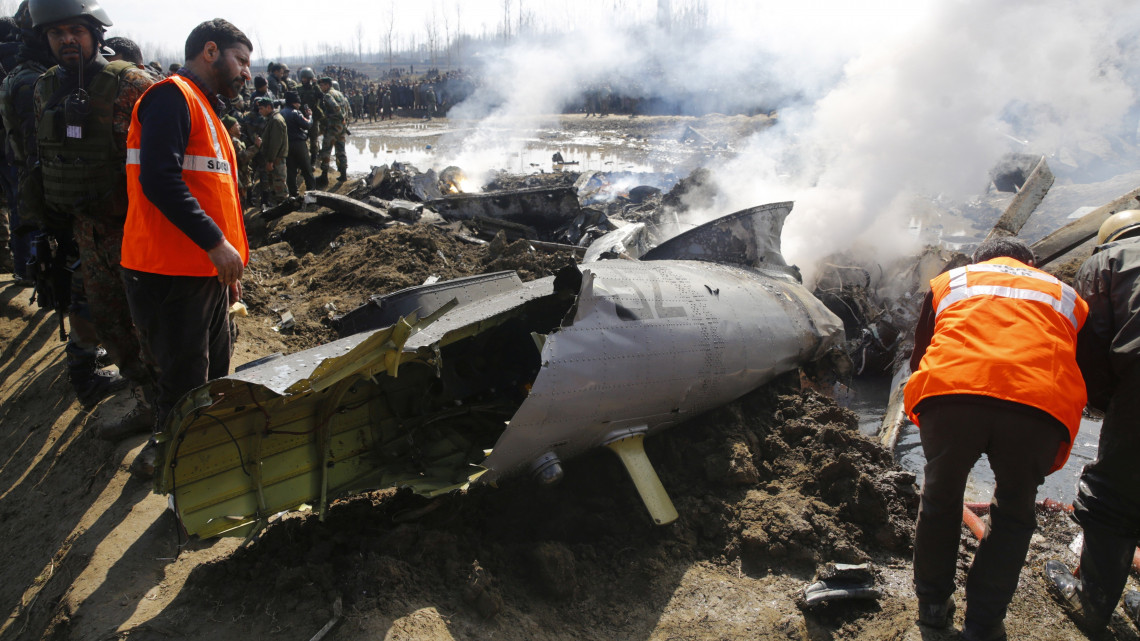 Katonák és tűzoltók egy lelőtt indiai harci repülőgép roncsánál a Dzsammu és Kasmír indiai szövetségi állam nyári fővárosától, Szrinagartól 20 km-re fekvő Garend Kalanban 2019. február 27-én. A pakisztáni légierő lelőtt két indiai harci repülőgépet, miután azok behatoltak az ország légterébe, egy indiai pilótát elfogtak. A Kasmír területén lelőtt gép két pilótája, valamint egy civil életét vesztette. A két ország között a Pakisztán által vitatott hovatartozású Dzsammu és Kasmír indiai szövetségi államban egy indiai félkatonai szervezet ellen elkövetett, több mint 40 halálos áldozatot követelő robbantásos merénylet után éleződött ki a feszültség.