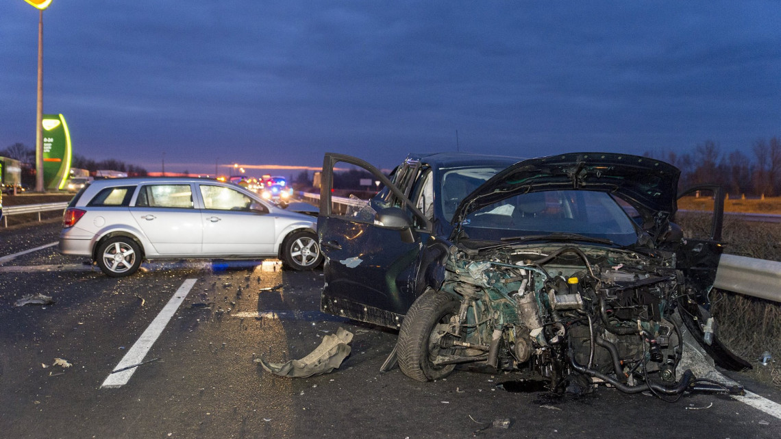 Összeroncsolódott személygépkocsik az M1-es autópályán, Mosonmagyaróvár térségében 2019. február 15-én. Négy személyautó és egy kamion ütközött össze az autópályán. A balesetben két súlyos sérült a helyszínen meghalt, további három ember könnyebb sérüléseket szenvedett.