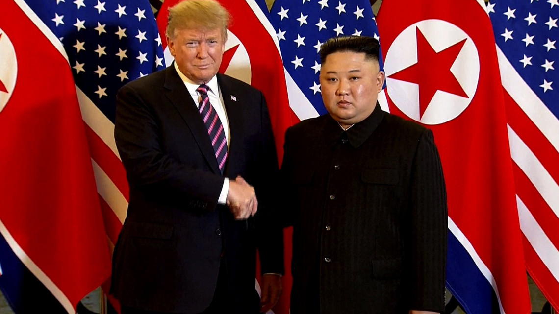 Donald Trump amerikai elnök (b) és Kim Dzsong Un észak-koreai vezető kezet fog a hanoi Metropol szállodában 2019. február 27-én, kétnapos csúcstalálkozójuk első napján.