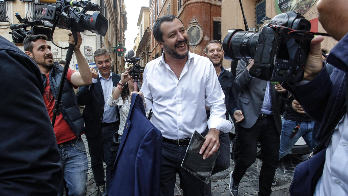 Róma, 2018. május 10.Matteo Salvini, a Liga párt elnöke távozik az Öt Csillag Mozgalom (M5S) vezetőjével, Luigi Di Maióval tartott megbeszéléséről Rómában 2018. május 10-én. A két politikus május 14-ig kért határidőt az olasz államfőtől a választások utáni új kormány megalakítására. (MTI/EPA/Giuseppe Lami)