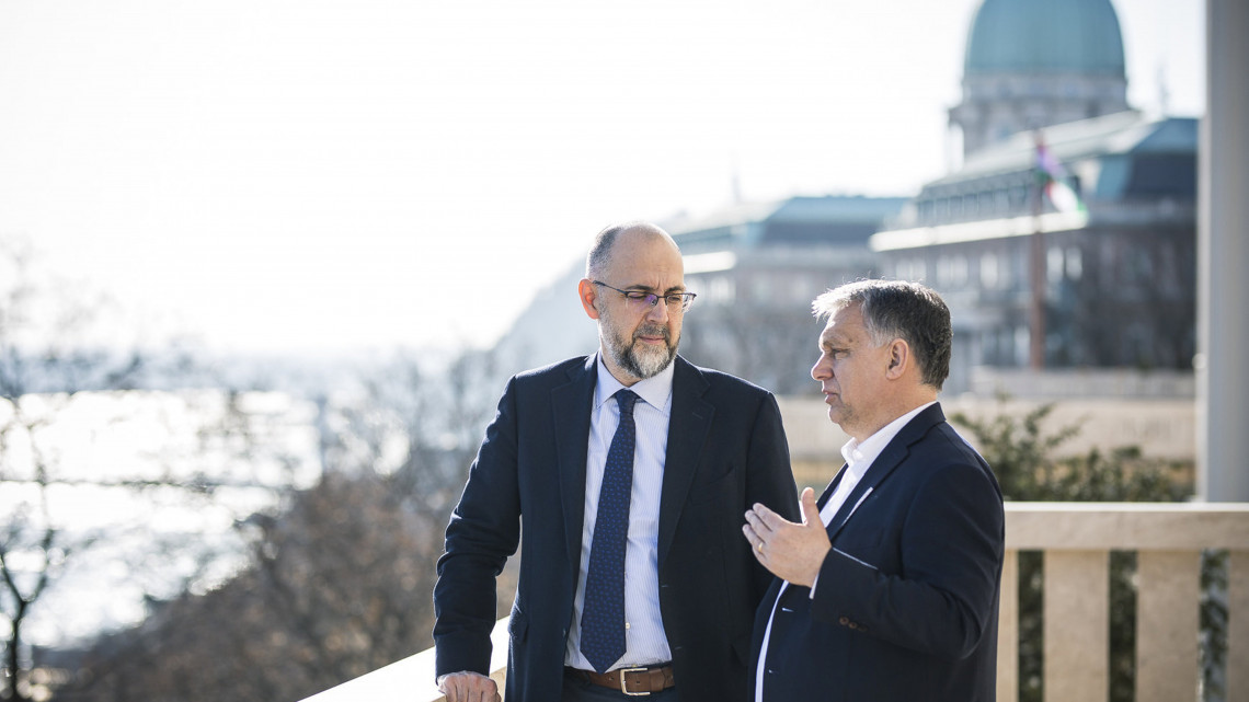 A Miniszterelnöki Sajtóiroda által közzétett képen Orbán Viktor miniszterelnök fogadja Kelemen Hunort, a Romániai Magyar Demokrata Szövetség (RMDSZ) elnökét a Karmelita kolostor erkélyén 2019. február 28-án.