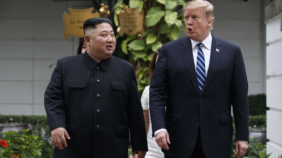 Kim Dzsong Un észak-koreai vezető (b) és Donald Trump amerikai elnök sétál a hanoi Metropole szálloda kertjében 2019. február 28-án, kétnapos csúcstalálkozójuk második napján. Trump kijelentette, hogy nem jutott megállapodásra az észak-koreai vezetővel sem a nukleáris leszerelésről, sem a Phenjan elleni szankciók kérdéséről. Balról Mike Pompeo amerikai külügyminiszter.