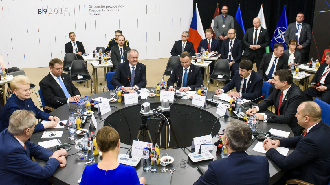 Plenáris ülés a bukaresti kilencek államfőinek kassai találkozóján 2019. február 28-án. Szemben, balról Dalia Grybauskaite litván, Klaus Iohannis román, Andrej Kiska szlovák, Andrzej Duda lengyel, Áder János magyar, Raimonds Vejonis lett és Rumen Radev bolgár elnök.