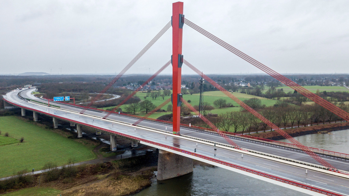 Duisburg, 2017. december 27.Az A42-es autópálya hídja a Rajna fölött, Duisburg közelében 2017. december 26-án, miután a Swiss Crystal üdülőhajó 129 emberrel a fedélzetén a híd pillérének ütközött. Húszan megsérültek, közülük ketten súlyosan. (MTI/EPA/Sascha Steinbach)