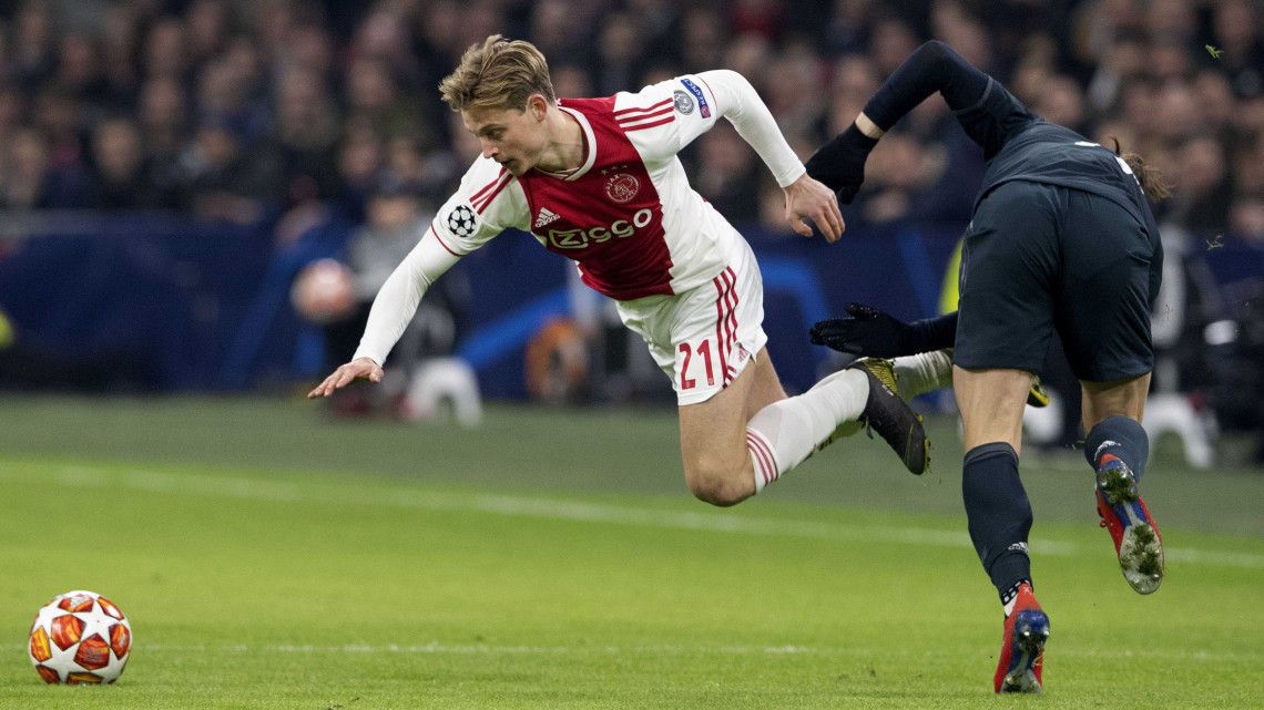 Rasmus Kristensen, az Ajax (b) és Gareth Bale, a Real Madrid játékosa a labdarúgó Bajnokok Ligájának nyolcaddöntőjében játszott első mérkőzésen az amszterdami Johan Cruyff Arénában 2019. február 13-án.