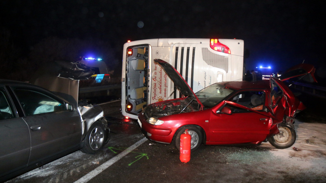 Összetört járművek 2016. december 18-án kora hajnalban az M3-as autópályán a Miskolc felé vezető oldalon, a Mezőkeresztes és Mezőkövesd közötti részen, ahol az elsődleges adatok szerint hárman meghaltak és huszonnyolcan megsérültek egy buszbalesetben. A már felborult járműnek több autó is nekirohant, tízen súlyosan, tizenöten pedig könnyebben sérültek meg.