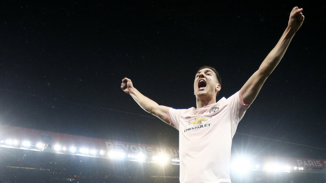 Diogo Dalot, a Manchester United játékosa ünnepli csapata 3-1 arányú győzelmét a Paris Saint-Germain ellen a labdarúgó Bajnokok Ligája nyolcaddöntőjének hosszabbítással végződő visszavágó mérkőzésén a párizsi Parc des Princes Stadionban 2019. március 6-án.