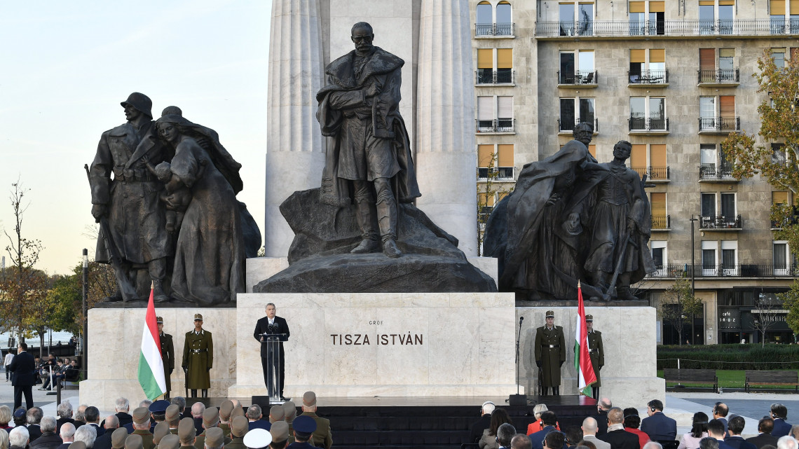 Orbán Viktor miniszterelnök beszédet mond Tisza István emlékművénél a budapesti Kossuth téren 2018. október 31-én. Tisza István egykori miniszterelnököt 100 éve, 1918. október 31-én gyilkolták meg.