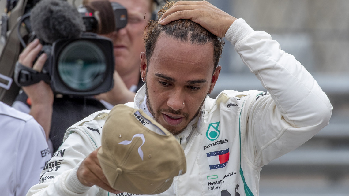 Lewis Hamilton, a Mercedes brit versenyzője a Forma-1-es autós gyorsasági világbajnokság austini futamának, az Egyesült Államok Nagydíjának időmérő edzése után 2018. október 20-án. Hamilton az első rajthelyről indulhat a másnapi futamon.