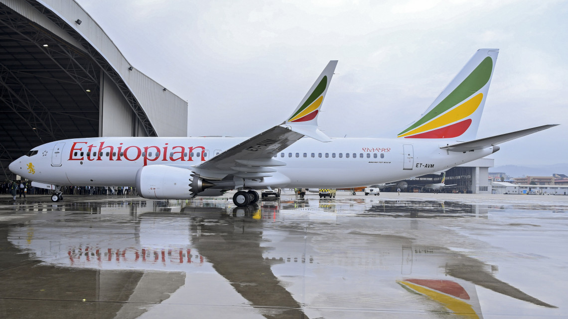 Az Ethiopian Airlines etióp légitársaság egyik Boeing 737-es gépe az addisz-abebai Bole Nemzetközi Repülőtéren 2019. március 10-én. A táraság ezzel azonos típusú, az etióp fővárosból, Addisz-Abebából Nairobiba közlekedő Boeing 737-es gépe 157 emberrel a fedélzetén Addisz-Abebától mintegy 60 kilométerre lezuhant.