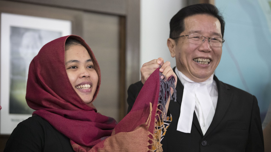 A Kim Dzsong Nam, Kim Dzsong Un jelenlegi észak-koreai vezető féltestvére meggyilkolásának ügyében eddig gyanúsított indonéz Siti Aisyah (b) az ügyvédje, Gooi Soon Seng társaságában egy sajtóértekezlet végén a Kuala Lumpur-i indonéz nagykövetségen 2019. március 11-én. A két éve vizsgálati fogságban tartott nőt szabadon engedték, mert a malajziai ügyészség váratlanul visszavonta ellene a gyilkosság vádját.