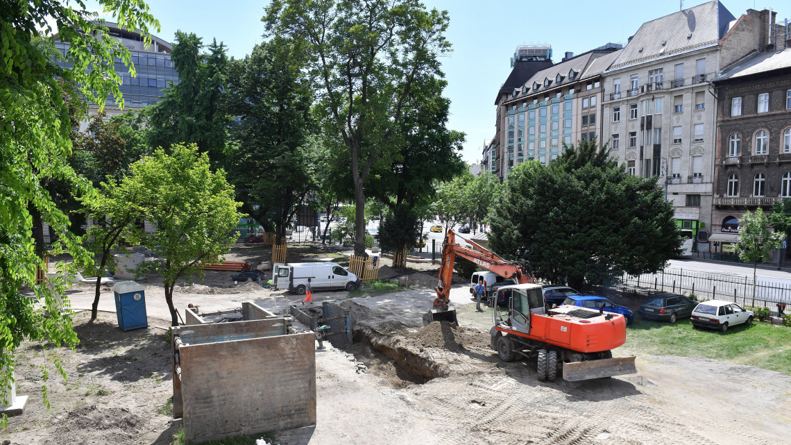 A Múzeumkert rekonstrukciójának munkaterülete Nemzeti Múzeum kertjében 2018. május 8-án. A Honvédelmi Minisztérium (HM) Hadtörténeti Intézet és Múzeum közlése szerint a felújításon dolgozó munkások egy árok ásása közben második világháborús tömegsírt találtak.