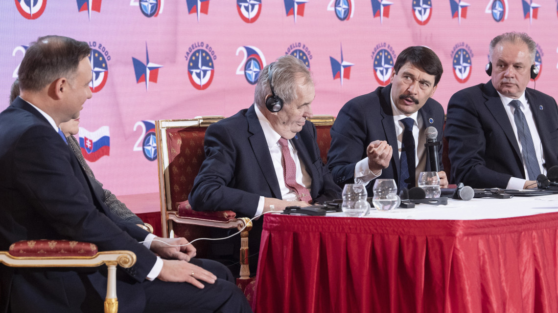Andrzej Duda lengyel, Milos Zeman cseh, Áder János magyar és Andrej Kiska szlovák köztársasági elnök (b-j) a cseh NATO-csatlakozás 20. évfordulója alkalmából tartott prágai rendezvényen 2019. március 12-én.