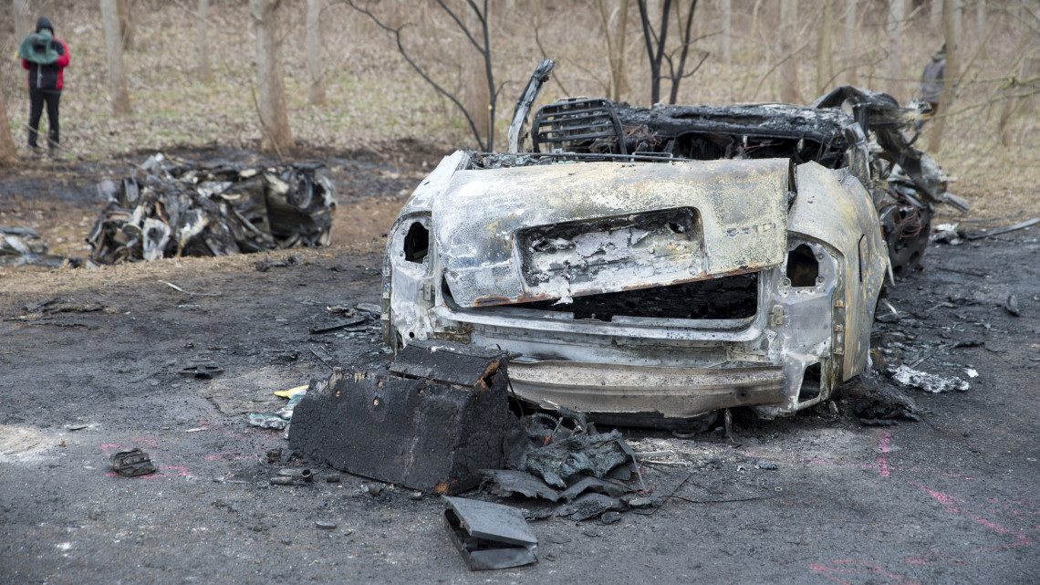 Kiégett személygépkocsik, miután frontálisan ütköztek a 81-es úton, Mezőörsnél 2019. március 10-én. Az üközés után az autók kigyulladtak, a balesetben hét ember, köztük két gyermek életét vesztette.