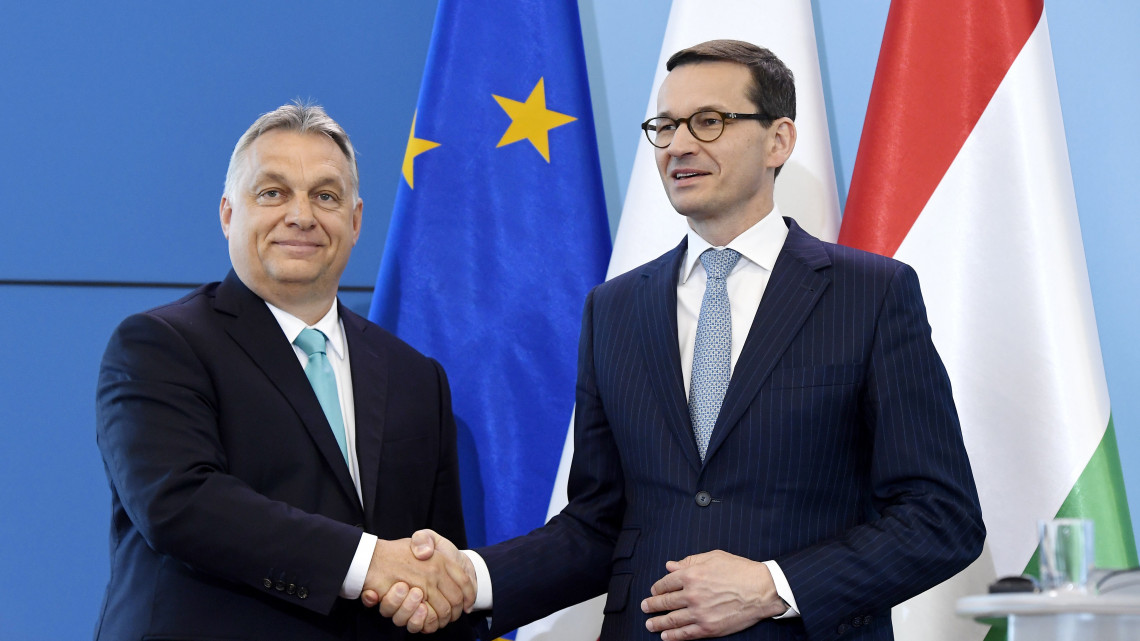 Orbán Viktor miniszterelnök (b) és Mateusz Morawiecki lengyel miniszterelnök a megbeszélésüket követően tartott sajtótájékoztató végén a varsói miniszterelnöki hivatalban 2018. május 14-én.