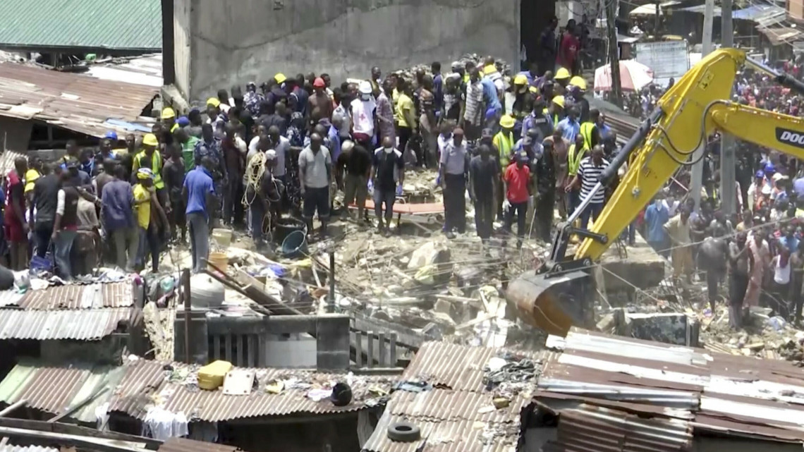 Videófelvételről készített képen munkagéppel kutatnak túlélők után, miután összeomlott egy háromemeletes iskola Lagosban 2019. március 13-án. A mentés első szakaszában hét gyereket sikerült kiszabadítani a romok alól. A lagosi iskolának mintegy száz diákja van, így valószínű, hogy sok tanuló - és több tanár is - még a romok foglya, és vannak halálos áldozatok is.