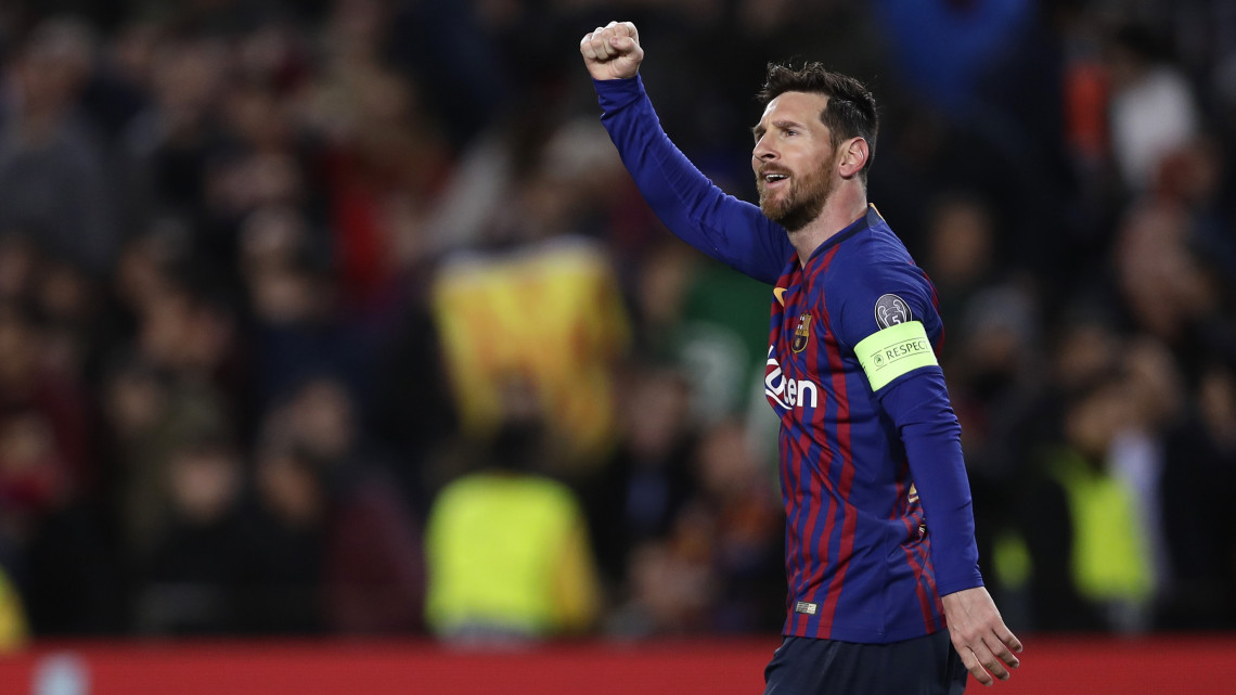 Lionel Messi, a Barcelona játékosa ünnepel, miután büntetőből gólt szerzett az Olympique Lyon ellen a labdarúgó Bajnokok Ligájának nyolcaddöntőjében játszott visszavágó mérkőzésen a barcelonai Camp Nou stadionban 2019. március 13-án.