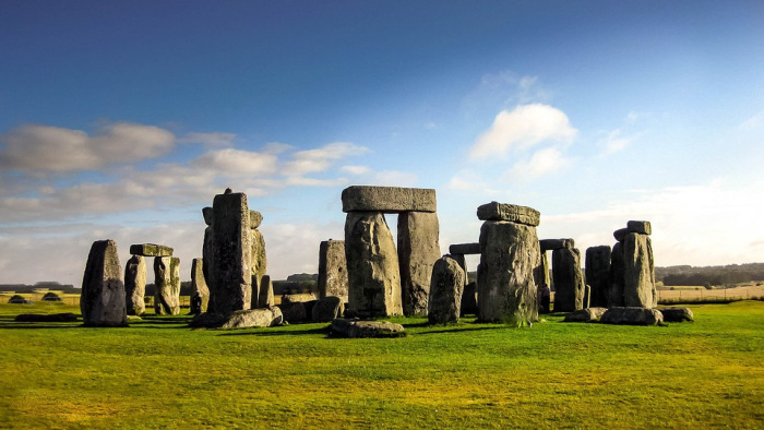 Besárgították Stonehenge szikláit
