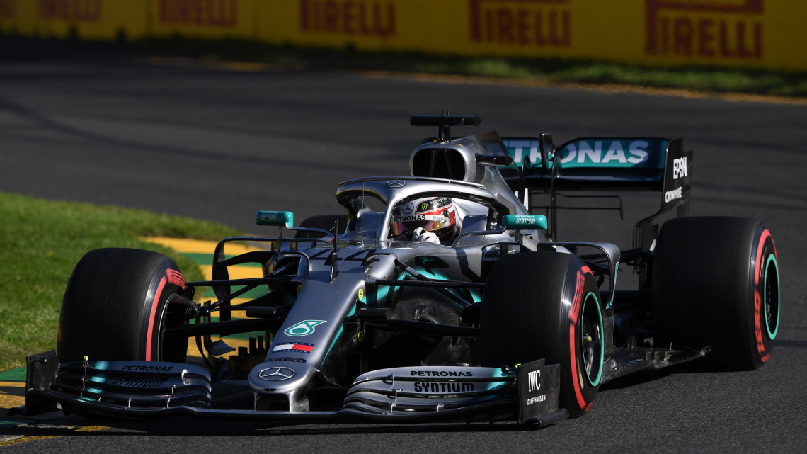 Lewis Hamilton, a Mercedes brit versenyzője a Forma-1-es autós gyorsasági világbajnokság Ausztrál Nagydíjának második szabadedzésén a melbourne-i Albert Park-i versenypályáján 2019. március 15-én.