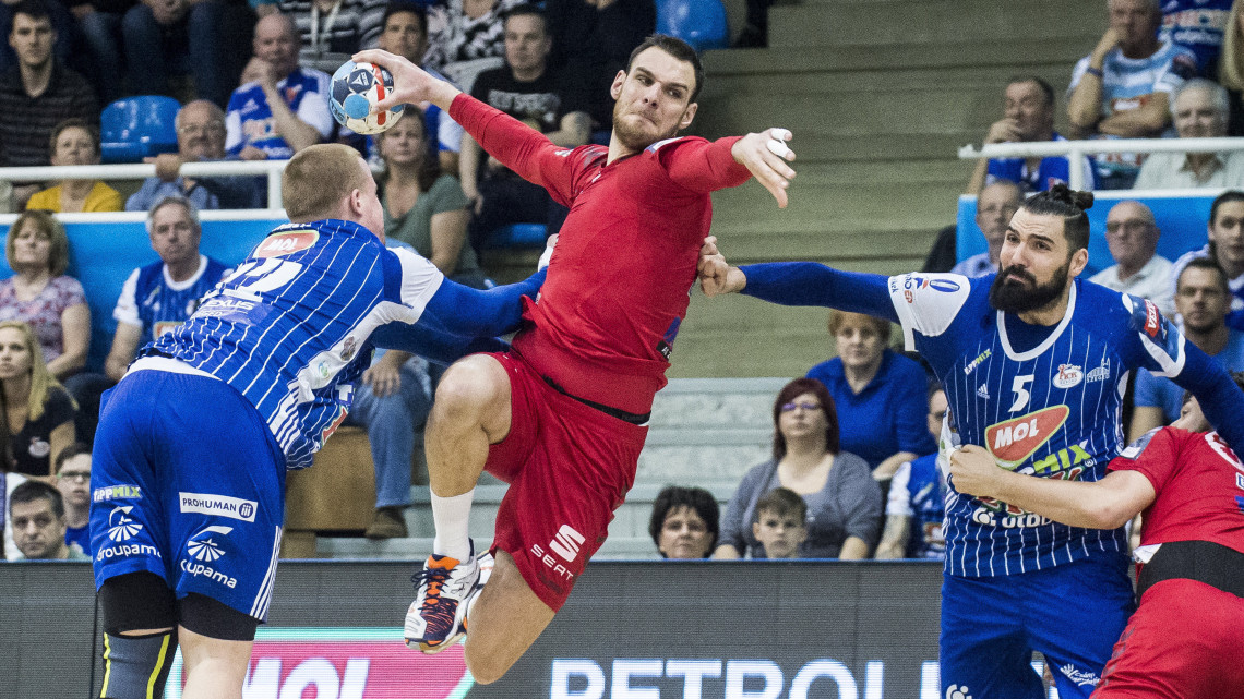 Gaber Matej (b), Pena Jorge Maqueda (b3), a Szeged és Borut Mackovsek (b2), a Veszprém játékosa a férfi kézilabda NB I-ben játszott MOL-Pick Szeged-Telekom Veszprém mérkőzésen a szegedi Városi Sportcsarnokban 2019. március 17-én. A címvédő Szeged 25-23-ra győzött.