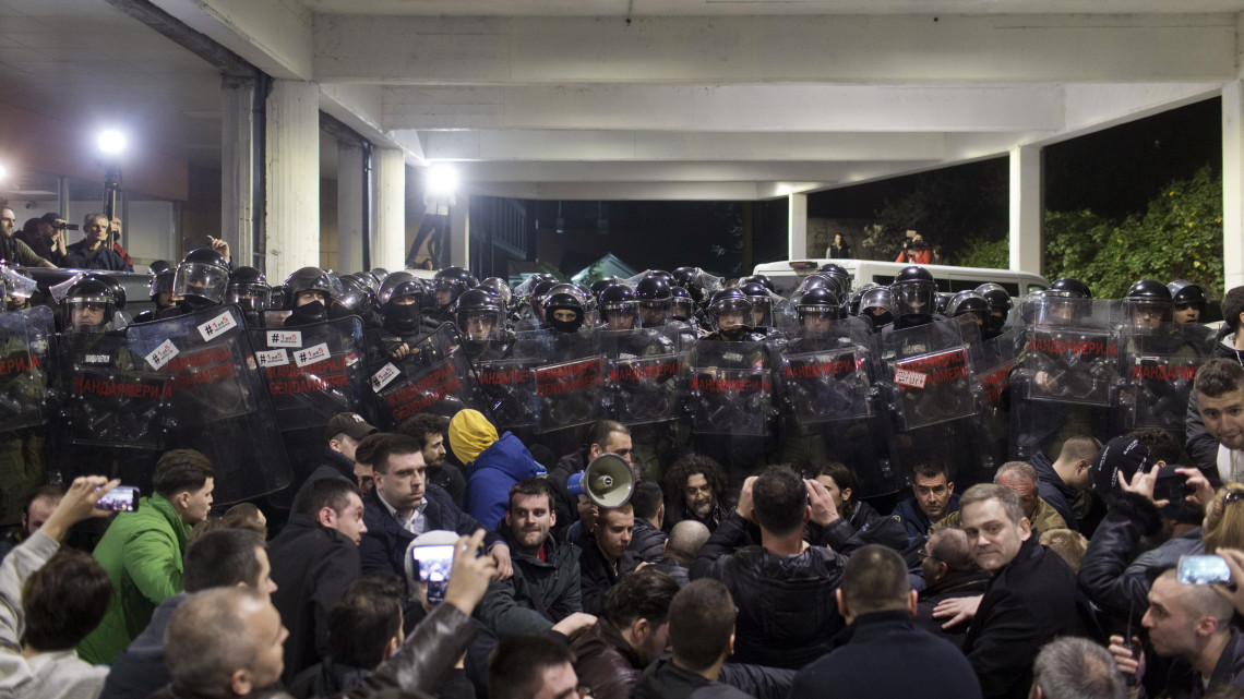 Rohamrendőrök védik a szerb közszolgálati televízió (RTS) épületét ellenzéki tüntetőktől az Egy az ötmillióból elnevezésű tiltakozássorozat újabb megmozdulásán Belgrádban 2019. március 16-án. A néhány ezres tömegből pár tucatnyian behatoltak az RTS épületébe, a rohamrendőrség azonban gyorsan kiszorította őket onnan. A tüntetők szerint az állami televízió nem biztosít megjelenési lehetőséget az ellenzéknek, és kizárólag a kormány és Aleksandar Vucic államfő szócsöveként működik.