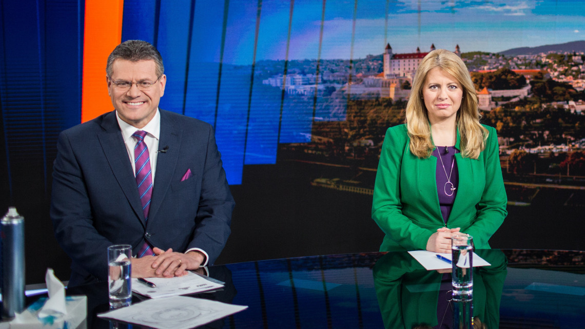 Zuzana Caputová, a szlovák ellenzéki liberális pártok államfőjelöltje (j) és Maros Sefcovic uniós biztos, a legerősebb kormánypárt, az Irány- Szociáldemokrácia (SMER-SD) jelöltje televíziós vitára készül egy pozsonyi stúdióban 2019. március 17-én, a szlovák elnökválasztás első fordulójának másnapján. Caputovára a szavazók 40,57 százaléka, Sefcovicra a választók 18,66 százaléka voksolt 48,74 százalékos részvételi arány mellett. A második fordulót március 30-án tartják kettejük részvételével.