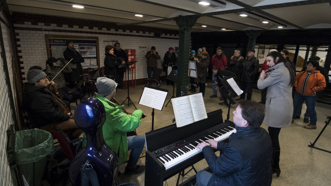 Az Operaház művészei Bach Kávékantátáját adják elő a Bach Mindenkinek Fesztiválon a Kisföldalatti Hősök terei megállójában 2018. március 24-én.