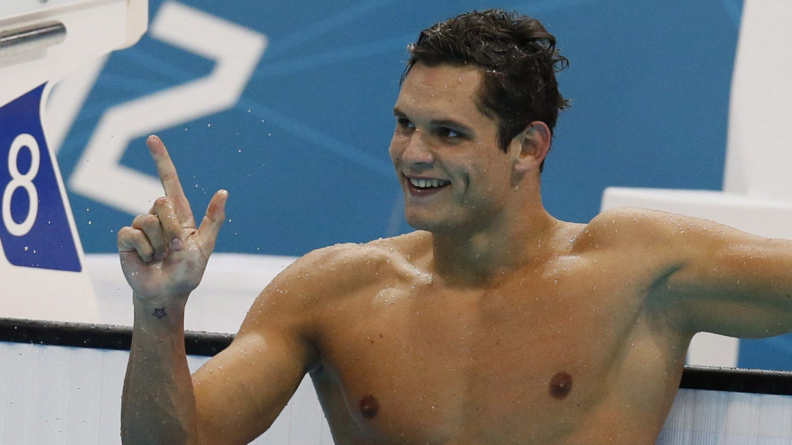 London, 2012. augusztus 3.A francia Florent Manaudou ünnepel, miután aranyérmet nyert a 2012-es londoni nyári olimpia férfi 50 méteres gyorsúszásának döntőjében a Vizesközpontban 2012. augusztus 3-án.  (MTI/EPA/Dennis M. Sabangan)