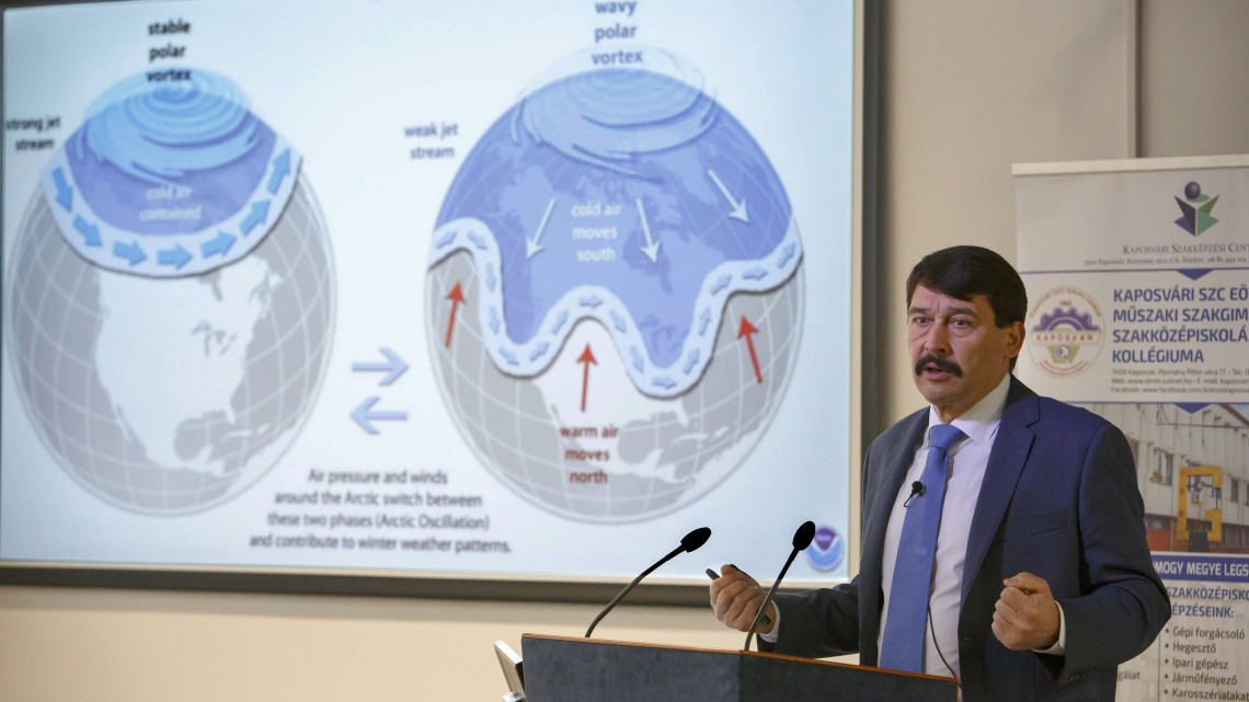 Áder János köztársasági elnök előadást tart a klímaváltozásról a Kaposvári Szakképzési Centrum Eötvös Lóránd Műszaki Szakgimnáziuma, Szakközépiskolája és Kollégiuma diákjainak a szakgimnáziumban 2019. március 19-én.