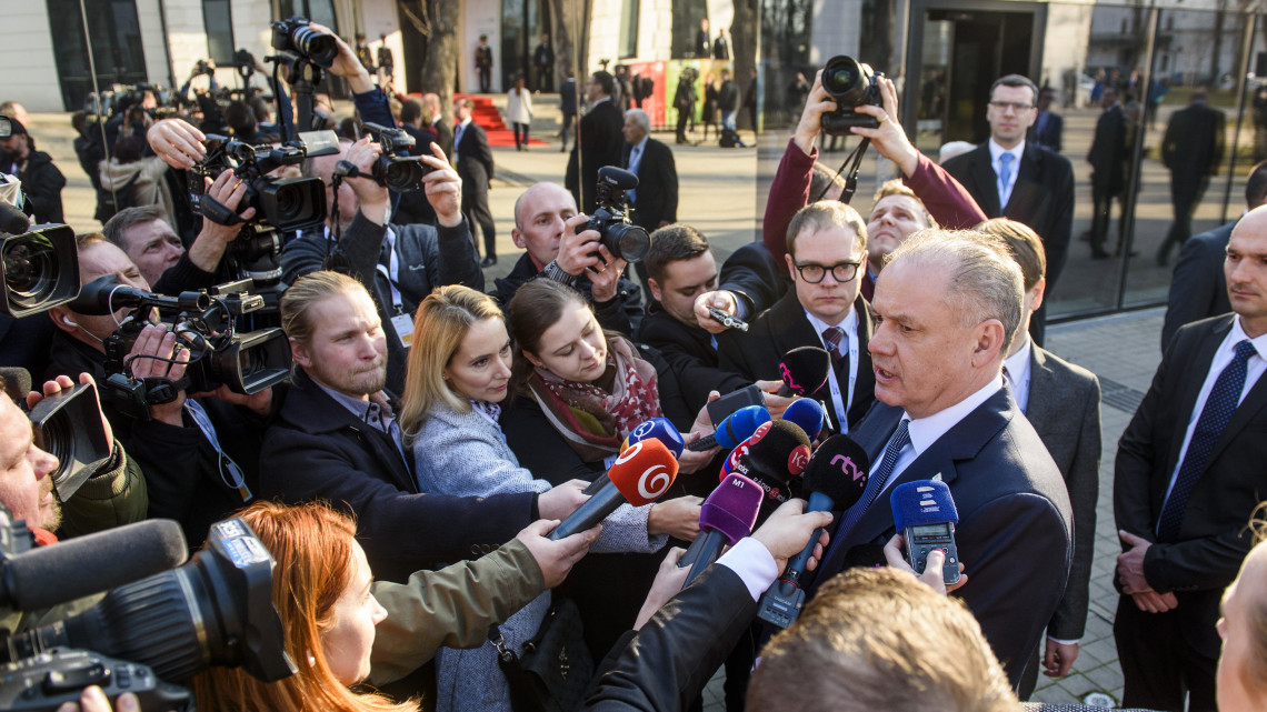 Andrej Kiska szlovák elnök sajtótájékoztatót tart a bukaresti kilencek államfőinek kassai találkozóján 2019. február 28-án.