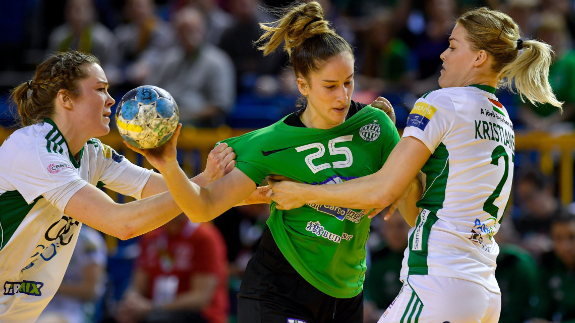 A győri Kari Brattset (b) és Veronica Kristiansen (j), valamint a ferencvárosi Nerea Pena (k) a női kézilabda Magyar Kupa döntőjében játszott Győri Audi ETO KC - FTC-Rail Cargo Hungaria mérkőzésen a debreceni Főnix Csarnokban 2019. március 17-én.