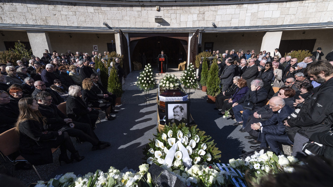 Koós János táncdalénekes, előadóművész, humorista, színész temetése a Farkasréti temetőben 2019. március 20-án. Koós János 81 éves korában, 2019. március 2-án hunyt el.