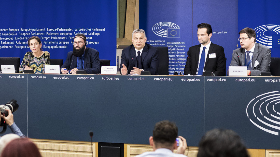 A Miniszterelnöki Sajtóiroda által közzétett képen Orbán Viktor miniszterelnök sajtótájékoztatót tart az Európai Néppárt politikai közgyűlése után az Európai Parlament épületében, 2019. március 20-án. Mellette Havasi Bertalan, a Miniszterelnöki Sajtóirodát vezető helyettes államtitkár (j2), Gulyás Gergely, a Miniszterelnökséget vezető miniszter (j), valamint Járóka Lívia (b) és Szájer József (b2) fideszes európai parlamenti képviselők.