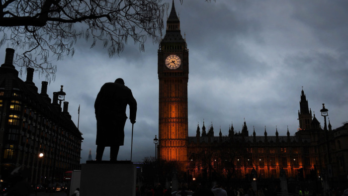 Iszonyúan bonyolult órák elé néz a brit parlament
