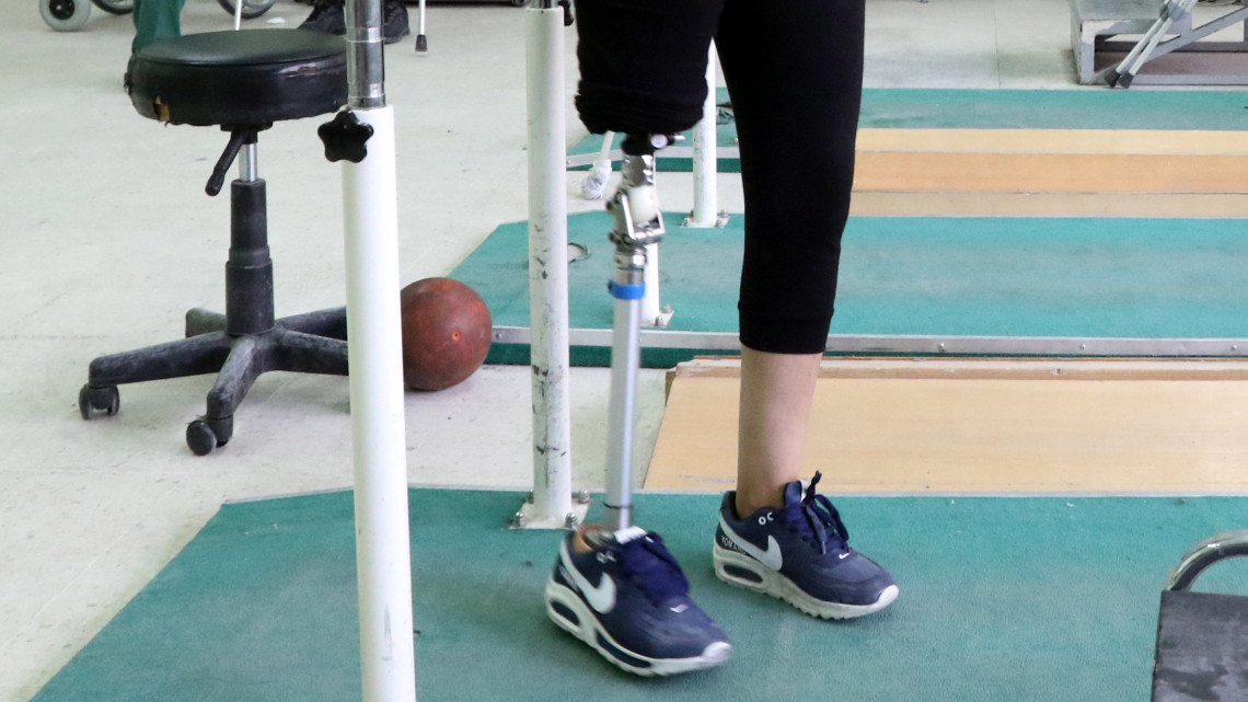 Fizikoterápiás kezelésére várakozik egy amputált lábú asszony 2018. október 18-án a damaszkuszi Hamis Rehabilitációs Központban, ahol a polgárháború sebesültjeinek utókezelését végzik.