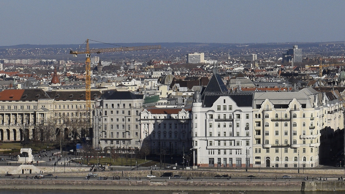 Balra épül az új országgyűlési irodaház a Kossuth téren, a MTESZ székház helyén, mellette előrébb az  Igazságügyi Minisztérium épülete, jobbra a sárga épület, a Nemzeti Adó- és Vámhivatal (NAV) igazgatósága a Széchenyi u. 2-ben. MTVA/Bizományosi: Róka László  *************************** Kedves Felhasználó!